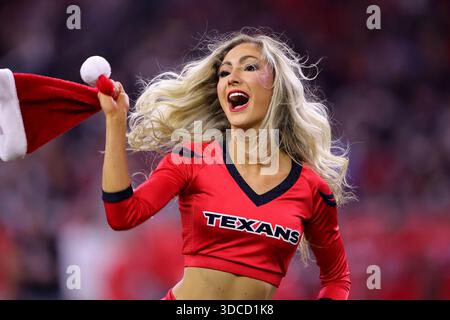 Houston, Texas, Stati Uniti. 21 dicembre 2025. Gli Houston Texans si esibirono prima del quarto periodo della partita NFL tra gli Houston Texans e i Las Vegas Raiders all'NRG Stadium di Houston, Texas, il 21 dicembre 2025. (Credit Image: © Erik Williams/ZUMA Press Wire) SOLO PER USO EDITORIALE! Non per USO commerciale! Foto Stock