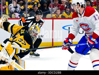 Pittsburgh, Stati Uniti. 21 dicembre 2025. L'ala destra dei Montréal Canadiens Josh Anderson (17) rimbalza dal braccio del portiere dei Pittsburgh Penguins Arturs Silovs (37) durante il primo periodo alla PPG Paints Arena di Pittsburgh domenica 21 dicembre 2025. Foto di Archie Carpenter/UPI. Crediti: UPI/Alamy Live News Foto Stock