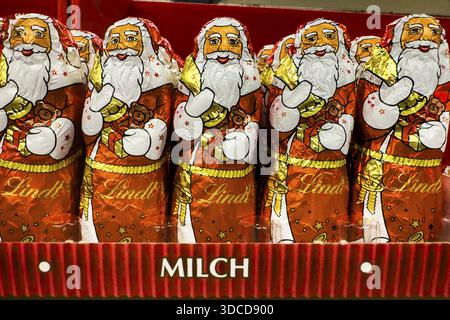 Cioccolato Babbo Natale cioccolato Babbo Natale cioccolato Babbo Natale dolci di Babbo Natale di Lindt, latte lettering in fondo, Germania Foto Stock