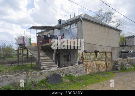 Edificio rurale con scala esterna, abbigliamento sospeso e muro adiacente, casa abitata, Sameba, regione di Kvemo Kartli, bassa Cartalia, Georgia Foto Stock