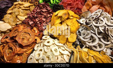 Frutta secca in mostra in una bancarella del mercato Foto Stock