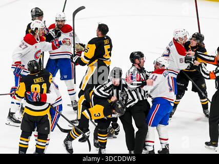 Pittsburgh, Stati Uniti. 21 dicembre 2025. Diversi combattimenti scoppiarono tra i Pittsburgh Penguins e i giocatori dei Montréal Canadiens e Linesperson Ryan Jackson (84) lasciò la partita con un infortunio alla PPG Paints Arena di Pittsburgh domenica 21 dicembre 2025. Foto di Archie Carpenter/UPI. Crediti: UPI/Alamy Live News Foto Stock