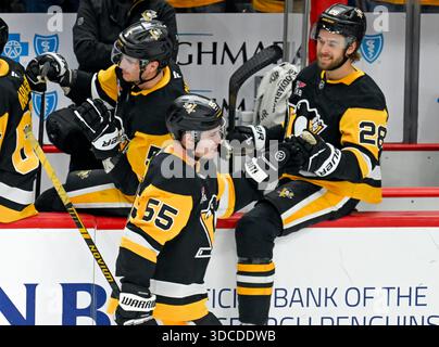 Pittsburgh, Stati Uniti. 21 dicembre 2025. Il centro dei Pittsburgh Penguins Noel Acciari (55) celebra il suo gol con il difensore dei Pittsburgh Penguins Parker Wotherspoon (28) durante il secondo periodo alla PPG Paints Arena di Pittsburgh domenica 21 dicembre 2025. Foto di Archie Carpenter/UPI. Crediti: UPI/Alamy Live News Foto Stock