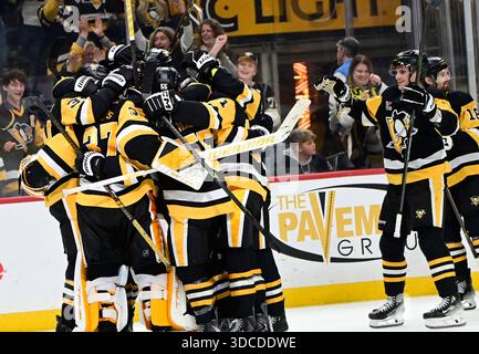 Pittsburgh, Stati Uniti. 21 dicembre 2025. I Pittsburgh Penguins festeggiano la vittoria ai tiri d'assalto 4-3 contro i Montréal Canadiens alla PPG Paints Arena di Pittsburgh domenica 21 dicembre 2025. I Penguins rompono una striscia di otto sconfitte con la vittoria. Foto di Archie Carpenter/UPI. Crediti: UPI/Alamy Live News Foto Stock