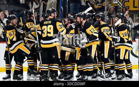 Pittsburgh, Stati Uniti. 21 dicembre 2025. I Pittsburgh Penguins festeggiano la vittoria ai tiri d'assalto 4-3 contro i Montréal Canadiens alla PPG Paints Arena di Pittsburgh domenica 21 dicembre 2025. I Penguins rompono una striscia di otto sconfitte con la vittoria. Foto di Archie Carpenter/UPI. Crediti: UPI/Alamy Live News Foto Stock
