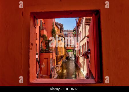 Vista del canale nascosto di Bologna incorniciato dalla finestra della Finestrella di via Piella. Foto Stock