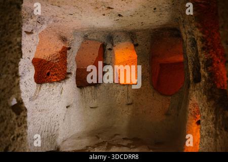 NEVSEHIR, TURKIYE - 09 AGOSTO 2025: Città sotterranea di Kaymakli nella città di Kaymakli Foto Stock