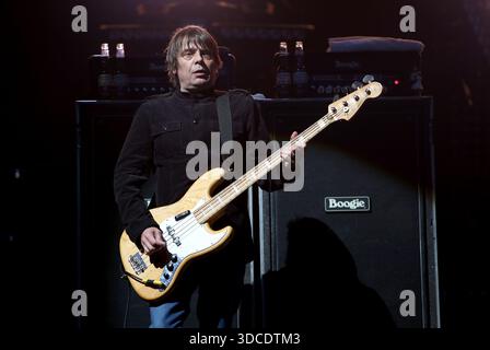 Foto del file datata 08/07/16 di Gary "mani" Mounfield delle Stone Roses sul palco principale di T in the Park, il festival musicale annuale che si tiene al Castello di Strathallan, Perthshire. Il servizio funebre dell'ex bassista Stone Roses e Primal Scream si svolgerà più tardi il lunedì alla Cattedrale di Manchester dopo la sua morte all'età di 63 anni il 20 novembre. Data foto: Lunedì 22 dicembre 2025. Foto Stock