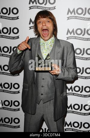 Foto datata 10/06/10 di Gary "mani" Mounfield degli Stone Roses, vincitore del Classic album Award al MOJO Honours List 2010 al birrificio di Londra. Il servizio funebre dell'ex bassista Stone Roses e Primal Scream si svolgerà più tardi il lunedì alla Cattedrale di Manchester dopo la sua morte all'età di 63 anni il 20 novembre. Data foto: Lunedì 22 dicembre 2025. Foto Stock