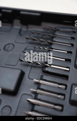 Vista ravvicinata delle punte dei cacciaviti all'interno della valigetta portautensili. Strumenti di riparazione, hardware fai da te. Foto Stock
