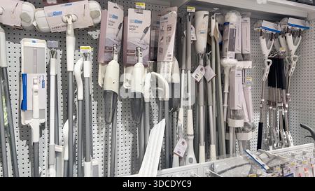 Vari modelli di aspirapolvere vengono presentati al supermercato. Bekasi, Indonesia, 22 dicembre 2025 Foto Stock