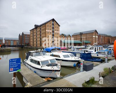 Barche ormeggiate a Victoria Basin, Historic Gloucester Docks, Inghilterra Foto Stock