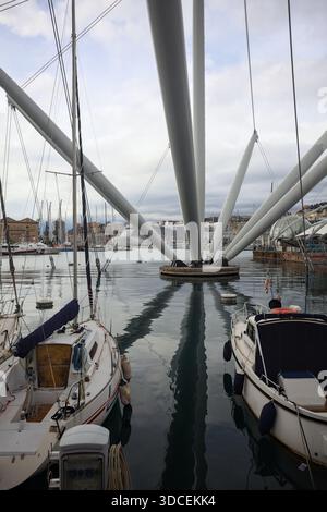 Porto con barca a vela ormeggiata accanto a una struttura metallica bianca e una nave da crociera sullo sfondo in una giornata nuvolosa Foto Stock