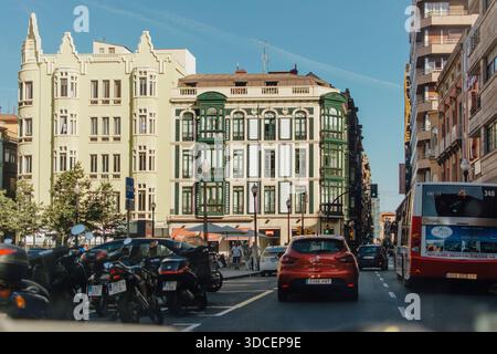 Architettura storica e vivace scena di strada nel centro di Gijón, Spagna Foto Stock