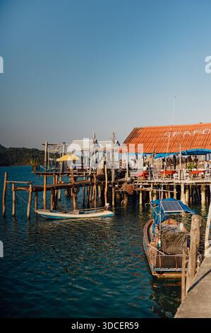 Ristorante di pesce su palafitte di legno a Ban Ao Yai, Koh Kood, Thailandia Foto Stock