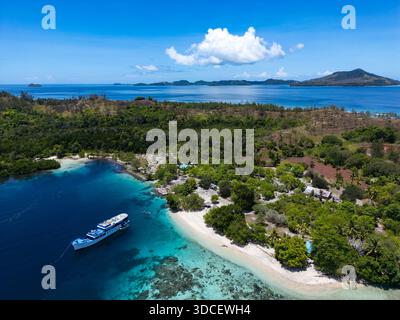Vista aerea della nave ormeggiata da un piccolo villaggio isolano Foto Stock