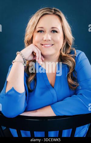 Donna professionale sicura di sé che sorride per un ritratto di lavoro Foto Stock