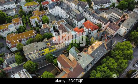 Vista panoramica su un drone di un'area residenziale metropolitana al crepuscolo Foto Stock