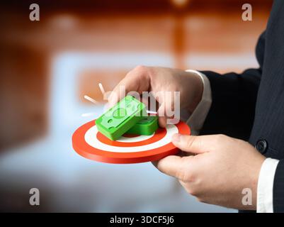 Un uomo d'affari si pone l'obiettivo di fare soldi. Ambizione finanziaria, mentalità orientata al profitto. Motivazione imprenditoriale, pianificazione strategica. Successo personale g Foto Stock