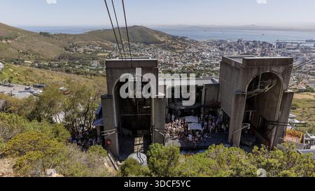 Città del Capo, Sud Africa - 25 novembre 2025: Vista della stazione superiore della funivia su Table Mountain, un vivace centro che contrasta con la città panoramica A. Foto Stock