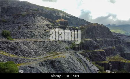 Vista aerea delle terrazze delle cave di ardesia a gradini e delle pareti rocciose lavorate della cava di ardesia Dinorwic in Snowdonia Foto Stock