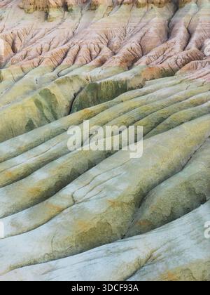 Veduta aerea degli splendidi canyon multicolore e dei paesaggi erosi, che mostrano l'arte della natura in tenui rosa, verdi e abbronzature, Karynzharyk e Mangy Foto Stock