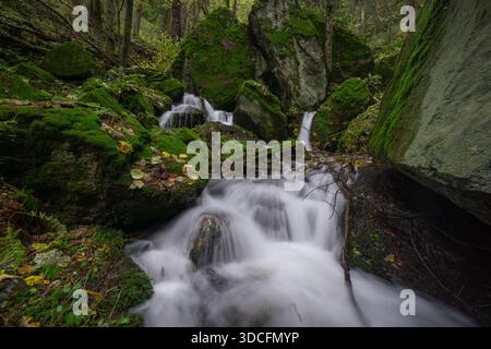 Vista delle cascate che scorrono su rocce coperte di muschio, creando una tranquilla scena della bellezza della natura, Polana, regione di Banska Bystrica, Slovacchia. Foto Stock