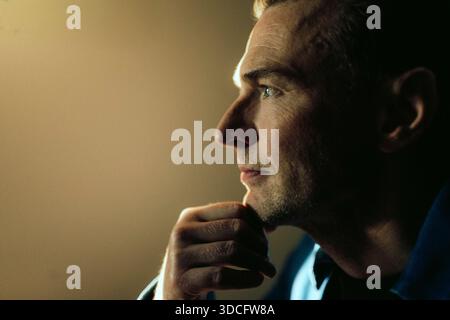 Primo piano di un uomo premuroso con la mano sul mento Foto Stock