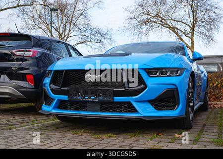 Auto sportiva Blue Ford Mustang parcheggiata fuori da una concessionaria a Dusseldorf, Germania Foto Stock
