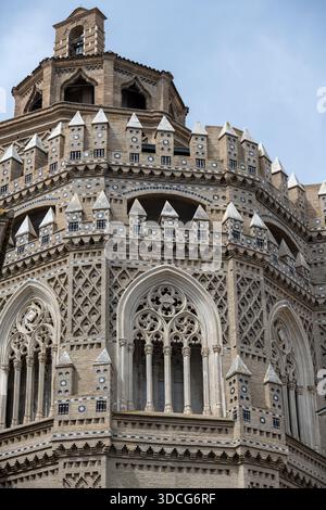 Vista ravvicinata di un edificio storico a Saragozza, Spagna, con intricati dettagli architettonici, con archi a punta, muratura decorativa in pietra e orna Foto Stock