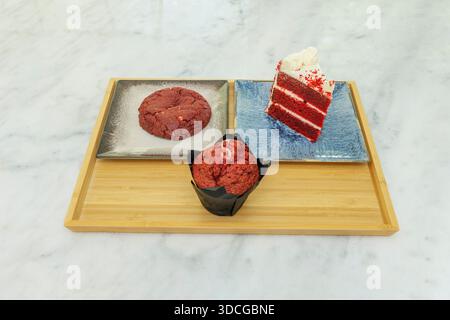 Muffin alla banana e all'avena con pezzi di noci e gocce di cioccolato, senza zucchero aggiunto, un'opzione salutare per colazione o uno spuntino Foto Stock