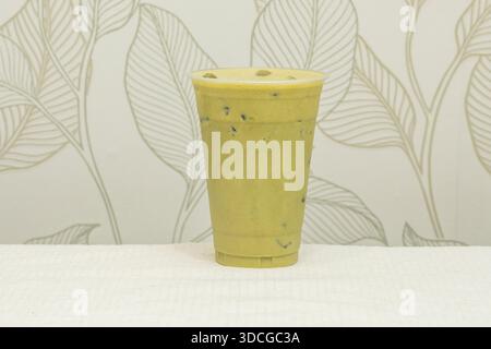 Il latte matcha è una bevanda popolare che mescola il matcha (un vivace tè verde giapponese in polvere al gusto di umami) con il latte (o un sostituto) e viene servito Foto Stock