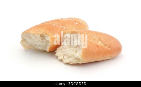 Pane frantumato di frumento fresco isolato su bianco. Foto Stock