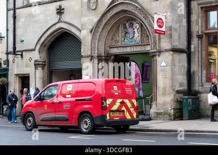 Pulmino dell'ufficio postale parcheggiato fuori dalla filiale di Oxford a St Aldates, Oxford, Regno Unito Foto Stock