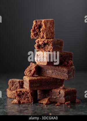 Pezzi di brownie su un tavolo di pietra nera. Foto Stock