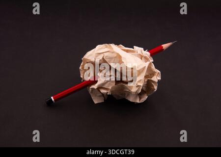 Matita rossa in carta arricciata. foto stock del concept motivazione, innovazione, idea e successo Foto Stock