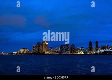 Skyline di San Diego di notte con grattacieli illuminati sul lungomare della baia di San Diego in California Foto Stock