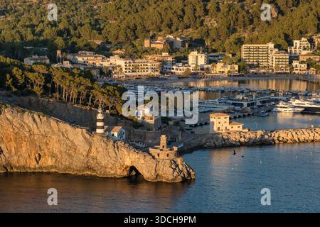 Bellissimo faro a strisce vicino alla località turistica Port de Soller Mallorca, Spagna Foto Stock