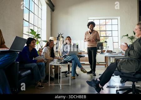 Professionisti professionali professionali e professionali multirazziali felici che si riuniscono nell'ufficio delle startup Foto Stock