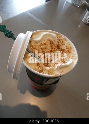 Los Angeles, California, USA 21 dicembre 2025 Starbucks Coffee su Sunset Blvd il 21 dicembre 2025 a Los Angeles, California, USA. Foto di Barry King/Alamy Stock Photo Foto Stock