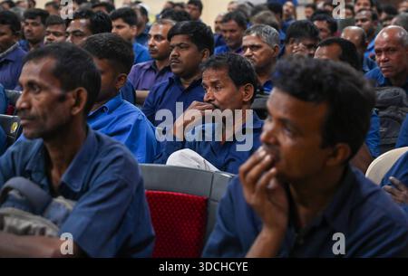MUMBAI, INDIA - 22 DICEMBRE: In vista delle elezioni BMC, il BJP di Mumbai ha tenuto un incontro con i lavoratori della Federazione polacca del Railway Boot presso l'ufficio BJP di Mumbai a Dadar il 22 dicembre 2025 a Mumbai, India. Oltre 500 lavoratori hanno partecipato alla riunione. Foto di Raju Shinde/Hindustan Times BJP tiene una riunione della Federazione polacca di Railway Boot prima delle elezioni BMC Foto Stock