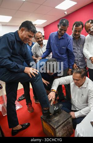 MUMBAI, INDIA - 22 DICEMBRE: Il presidente della BJP di Mumbai Amit Satam risplende le scarpe di un operaio della lustrascarpe durante l'incontro dei lavoratori della Federazione polacca del Railway Boot presso l'ufficio BJP di Mumbai a Dadar il 22 dicembre 2025 a Mumbai, India. Foto di Raju Shinde/Hindustan Times BJP tiene una riunione della Federazione polacca di Railway Boot prima delle elezioni BMC Foto Stock