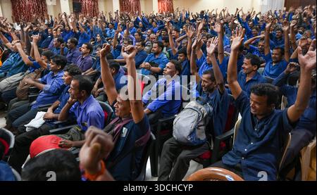 MUMBAI, INDIA - 22 DICEMBRE: In vista delle elezioni BMC, il BJP di Mumbai ha tenuto un incontro con i lavoratori della Federazione polacca del Railway Boot presso l'ufficio BJP di Mumbai a Dadar il 22 dicembre 2025 a Mumbai, India. Oltre 500 lavoratori hanno partecipato alla riunione. Foto di Raju Shinde/Hindustan Times BJP tiene una riunione della Federazione polacca di Railway Boot prima delle elezioni BMC Foto Stock