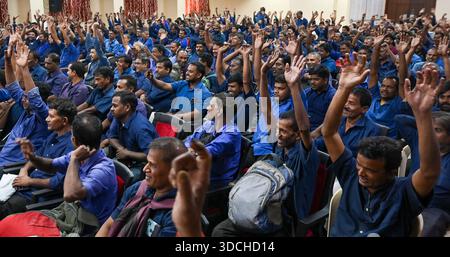 Mumbai, India. 22 dicembre 2025. MUMBAI, INDIA - 22 DICEMBRE: In vista delle elezioni BMC, il BJP di Mumbai ha tenuto un incontro con i lavoratori della Federazione polacca del Railway Boot presso l'ufficio BJP di Mumbai a Dadar il 22 dicembre 2025 a Mumbai, India. Oltre 500 lavoratori hanno partecipato alla riunione. (Foto di Raju Shinde/Hindustan Times/Sipa USA) credito: SIPA USA/Alamy Live News Foto Stock
