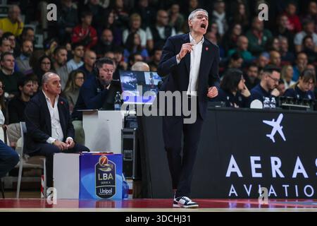 Varese, Italia. 21 dicembre 2025. Ioannis Kastritis capo allenatore della pallacanestro Varese Openjobmetis visto durante (LBA) Lega Basket Una partita di regular season 2025/26 tra pallacanestro Varese Openjobmetis e pallacanestro Trieste all'Itelyum Arena. Punteggio finale pallacanestro Varese Openjobmetis 84 | 69 pallacanestro Trieste crediti: SOPA Images Limited/Alamy Live News Foto Stock