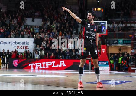 Varese, Italia. 21 dicembre 2025. Davide Alviti della pallacanestro Varese Openjobmetis visto durante (LBA) Lega Basket Una partita di regular season 2025/26 tra pallacanestro Varese Openjobmetis e pallacanestro Trieste all'Itelyum Arena. Punteggio finale pallacanestro Varese Openjobmetis 84 | 69 Pallacanestro Trieste (foto di Fabrizio Carabelli/SOPA Images/Sipa USA) credito: SIPA USA/Alamy Live News Foto Stock