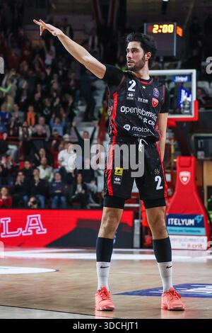 Varese, Italia. 21 dicembre 2025. Davide Alviti della pallacanestro Varese Openjobmetis visto durante (LBA) Lega Basket Una partita di regular season 2025/26 tra pallacanestro Varese Openjobmetis e pallacanestro Trieste all'Itelyum Arena. Punteggio finale pallacanestro Varese Openjobmetis 84 | 69 Pallacanestro Trieste (foto di Fabrizio Carabelli/SOPA Images/Sipa USA) credito: SIPA USA/Alamy Live News Foto Stock