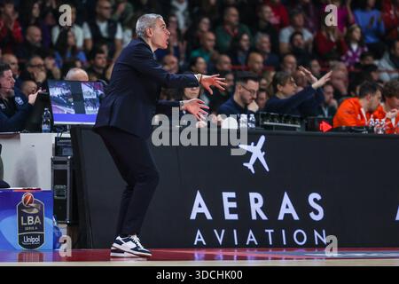 Varese, Italia. 21 dicembre 2025. Ioannis Kastritis capo allenatore della pallacanestro Varese Openjobmetis visto durante (LBA) Lega Basket Una partita di regular season 2025/26 tra pallacanestro Varese Openjobmetis e pallacanestro Trieste all'Itelyum Arena. Punteggio finale pallacanestro Varese Openjobmetis 84 | 69 Pallacanestro Trieste (foto di Fabrizio Carabelli/SOPA Images/Sipa USA) credito: SIPA USA/Alamy Live News Foto Stock