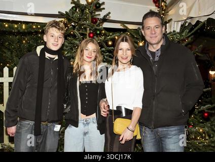 John, i figli di Manisha, Woman Jenny con Sascha Vollmer (The BossHoss) alla prima del 21° Roncalli Weihnachtscircus originale 2025 al te Foto Stock