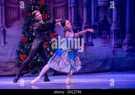 Nairobi, Nairobi, Kenya. 22 dicembre 2025. I ballerini del Teatro accademico statale regionale di Mosca si esibiscono al gala di balletto russo a Nairobi il 22 dicembre 2025. Guidati da Victor Davydov, il direttore artistico, i ballerini hanno mostrato una serie di atti tra cui danze del secondo atto del balletto The Nutcracker, White Adagio dal balletto Swan Lake, così come l'Oceano e le Perle Pas de Trois dal balletto The Little Humpbacked Horse Tchair di Pair. Il gala è una celebrazione artistica volta a migliorare lo scambio culturale. (Immagine di credito: © Kevin Midigo/ZUMA Press Wire) E. Foto Stock